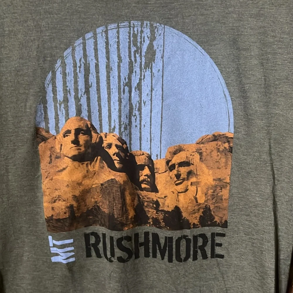 National Parks Shirt! Mt. Rushmore! Like new! Size Medium! - Picture 2 of 4